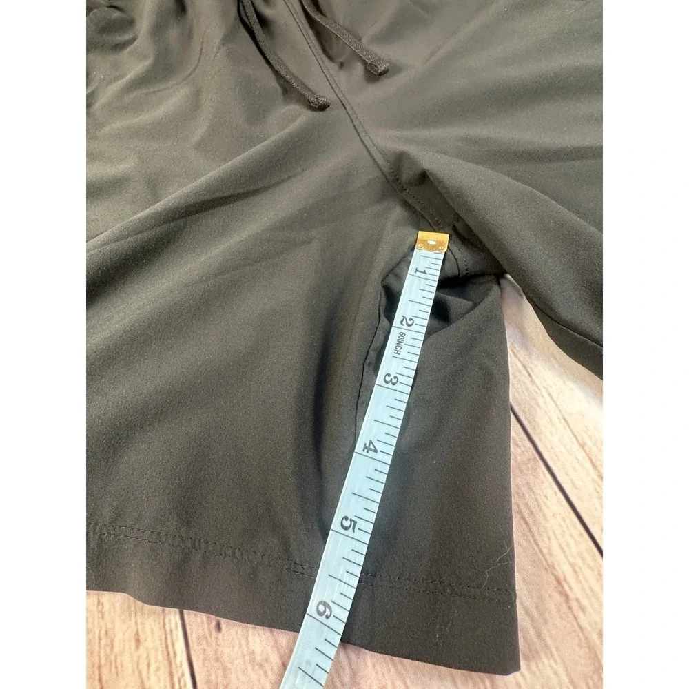 Under Armour Men Athletic Shorts Army Green MEDIUM Drawstring 26 x 6 Lined